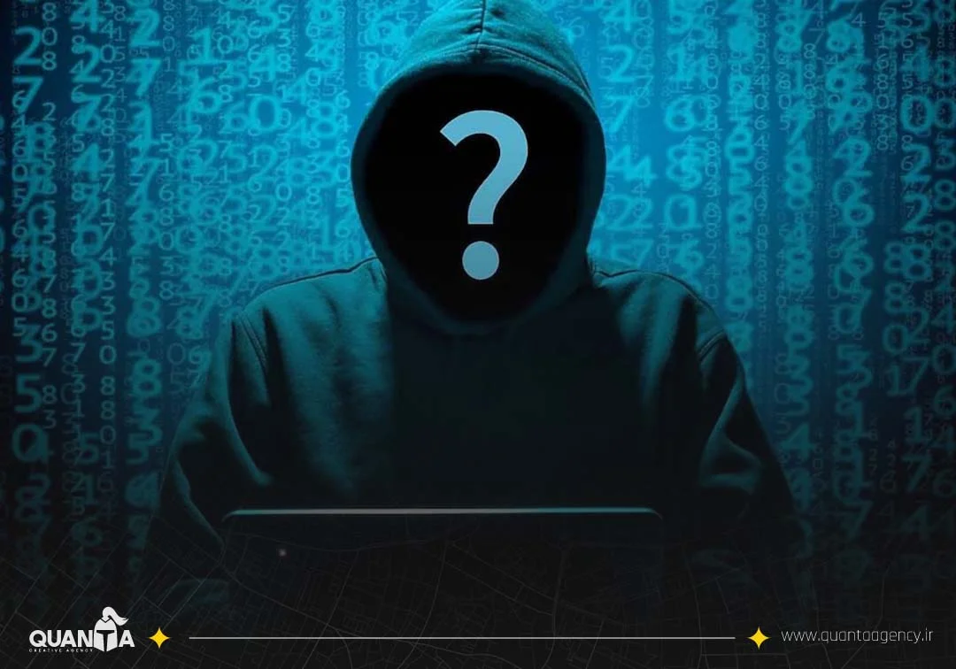 تصویر هکر در حال کار با لپ تاپ که به جای صورت او یک علامت سوال مشخص شده است - آموزش سئو وردپرس